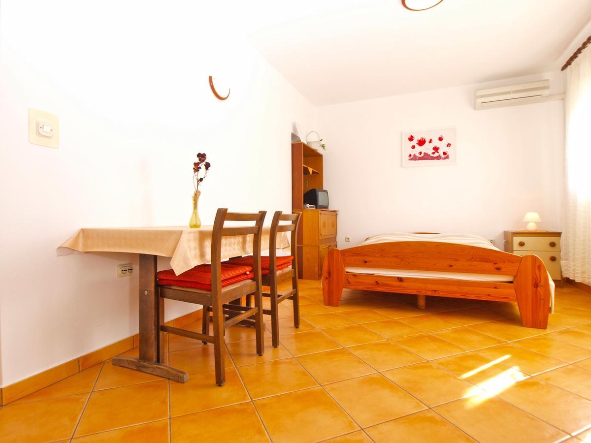 Apartments Mirela 1554 Pula Luaran gambar